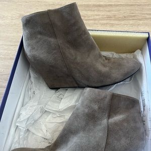 Via spiga grey wedge suede boots.